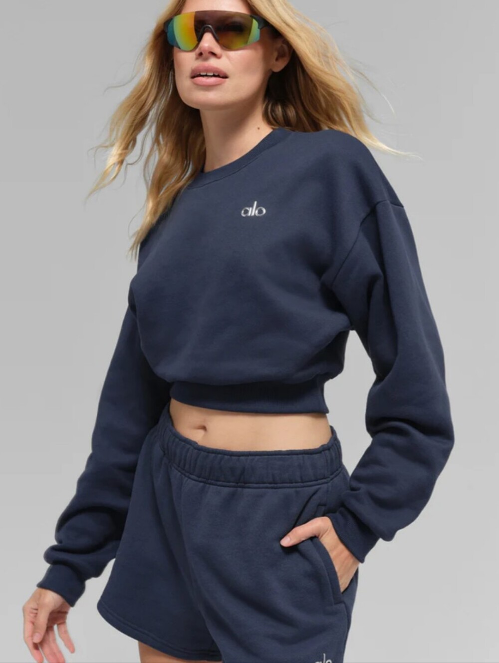 ALO Sz S Cropped Accolade Crewneck - Navy